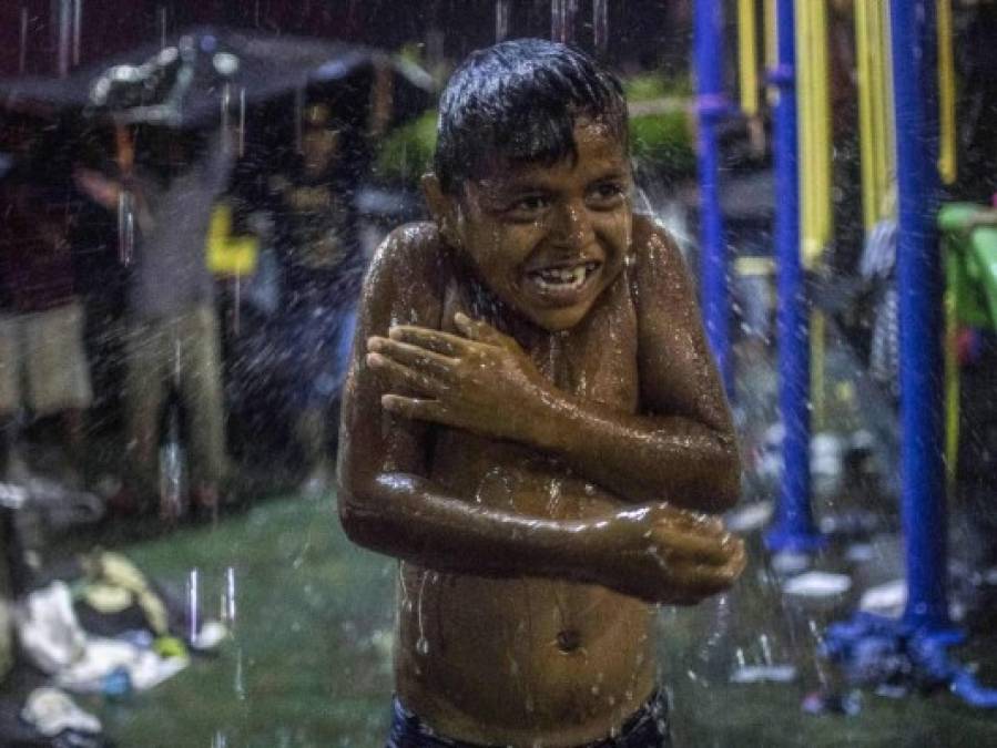 FOTOS: Así se bañan los hondureños que viajan en la caravana migrante en México