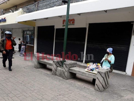 FOTOS: Higiene, distancia y ventas en primer día de reapertura en la capital