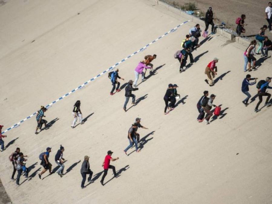 Fotos del momento en el que migrantes de la caravana saltaron valla fronteriza de Estados Unidos, pero fueron detenidos con gases lacrimógenos