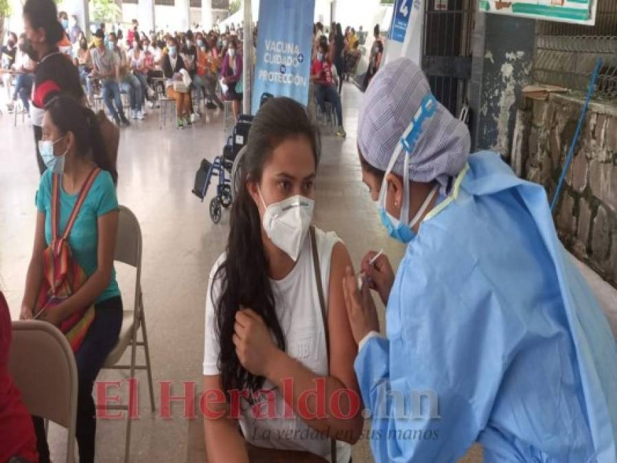 Así se desarrolló la jornada de vacunación a adolescentes en la capital (FOTOS)