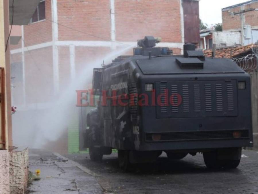 Así fue el desalojo de manifestantes de la Alianza de Oposición en el Barrio Morazán y puente La Isla