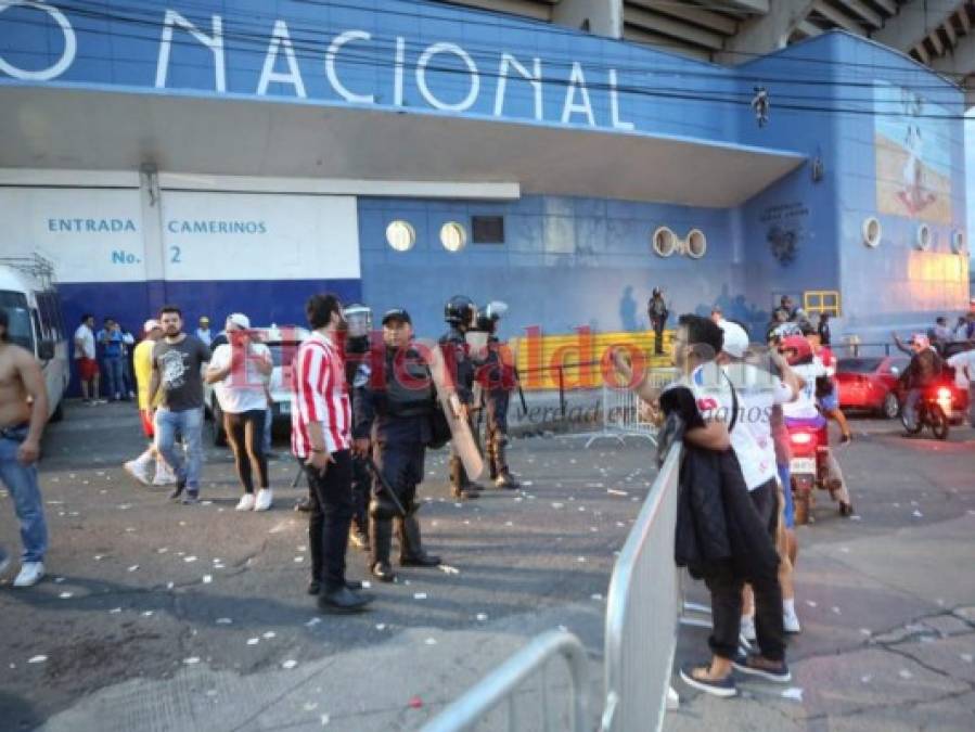 Caos, gritos desesperados y gases lacrimógenos: Los disturbios afuera del Estadio Nacional