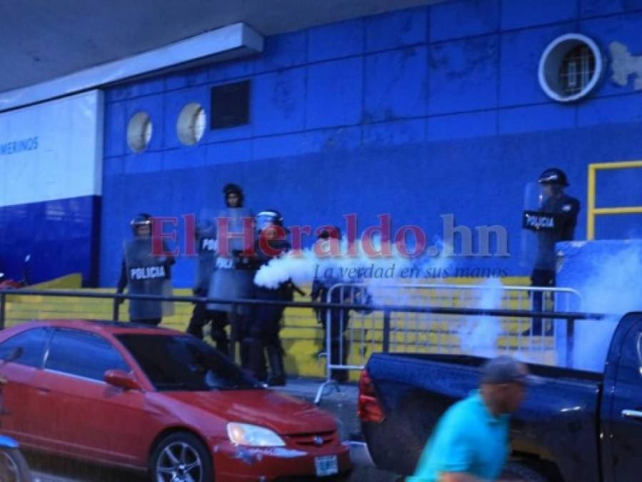 Caos, gritos desesperados y gases lacrimógenos: Los disturbios afuera del Estadio Nacional