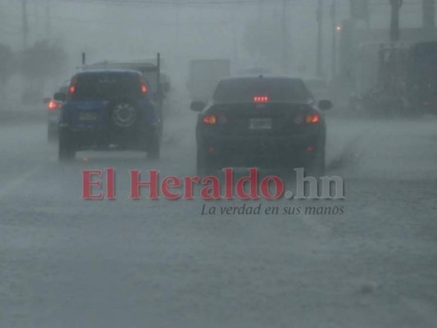 FOTOS: Postes caídos, mercados y calles inundadas, así permanecía la capital durante intensa lluvia