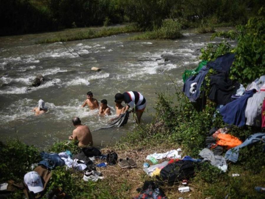 FOTOS: Así se bañan los hondureños que viajan en la caravana migrante en México