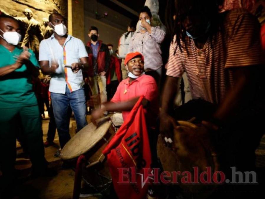 Militantes de Libre se suman a vigilia convocada por presidenta Xiomara Castro en apoyo a Luis Redondo (Fotos)