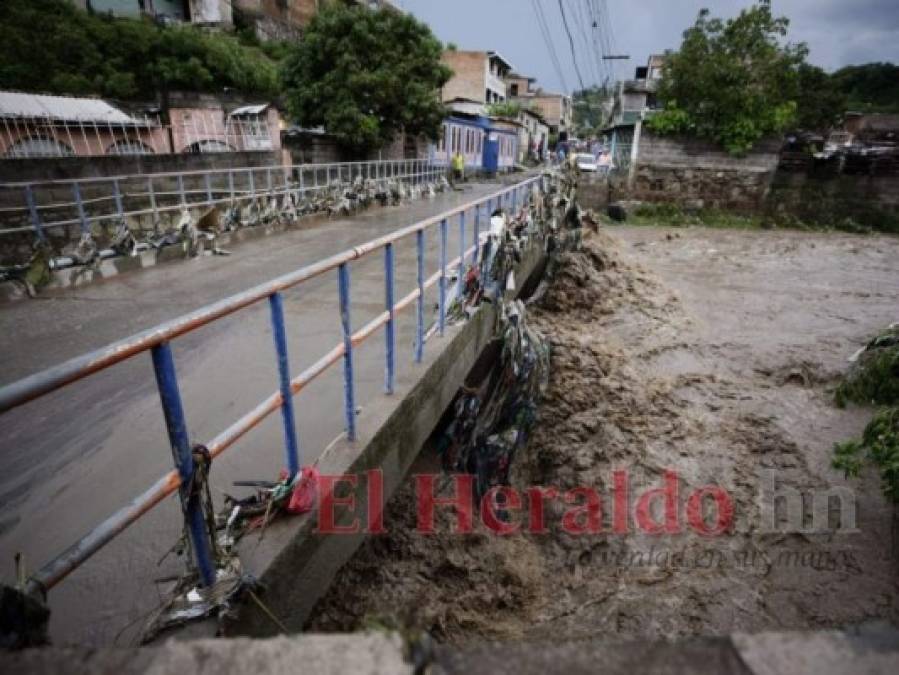 Un día festivo convertido en tragedia: Dos mujeres muertas y daños por lluvias en la capital (FOTOS)