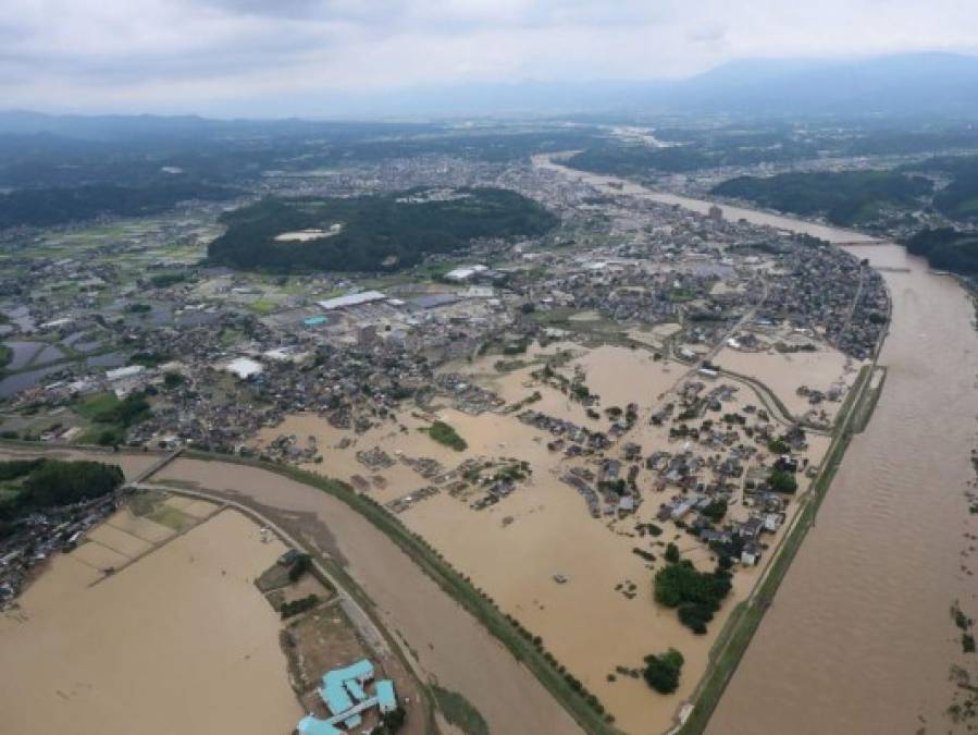 Imágenes impactantes de las labores de rescate por inundaciones en Japón