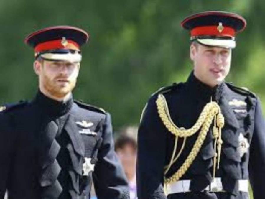 Así fue el incómodo reencuentro de los príncipes Harry y William en el funeral del duque de Edimburgo  