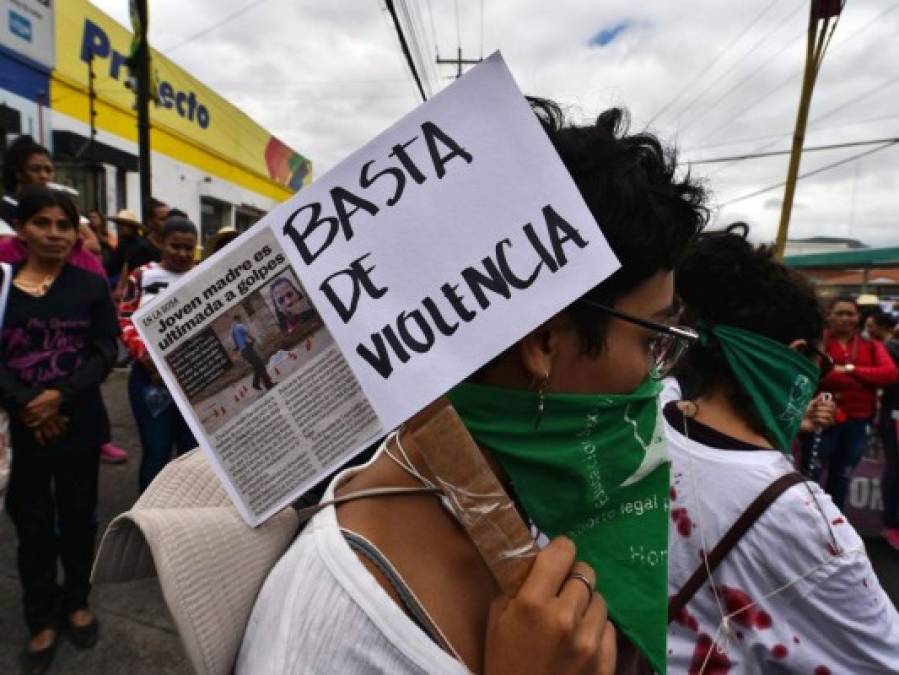 FOTOS: Con quema de monigotes, hondureñas celebran día contra la violencia hacia la mujer