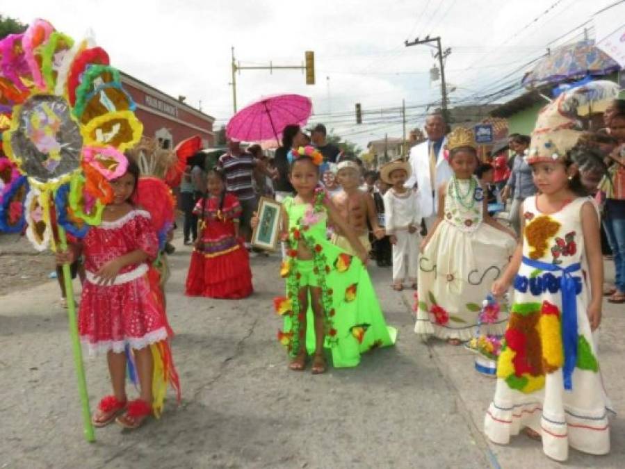 Colorido desfile de jardines escolares en Comayagua