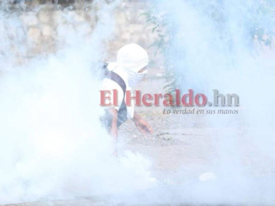 FOTOS: El enfrentamiento entre policías y estudiantes del Central en imágenes