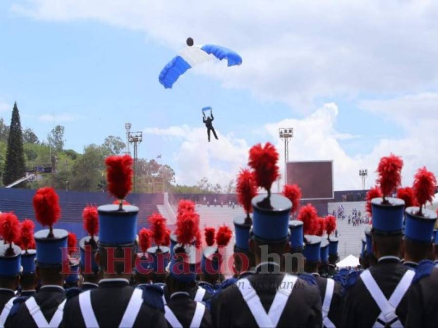 Júbilo y adrenalina: así fue el espectáculo de paracaidismo en el Bicentenario