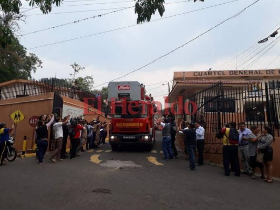 Masiva caravana acompaña los restos de Josué Vargas, bombero fallecido en La Montañita