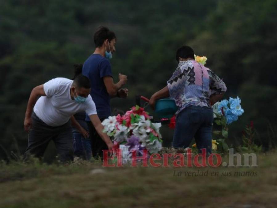 Drama de familias hondureñas en cementerio donde yace mayoría de víctimas de covid-19 (FOTOS)