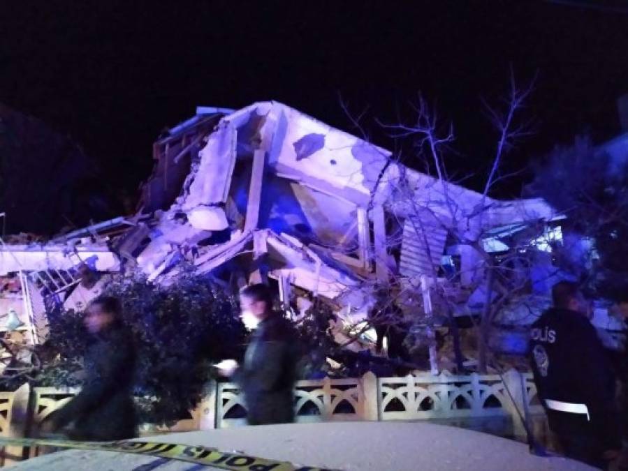 Las imágenes tras sismo de 6.8 grados que enluta a Turquía; cifra de muertos asciende a 14