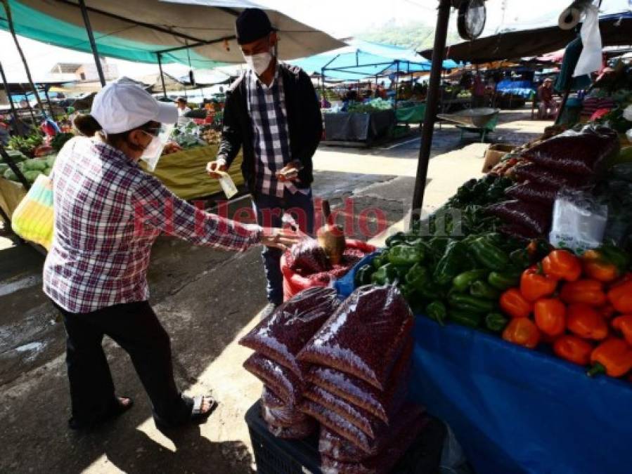 Comerciantes se reinventan para garantizar protección a sus clientes (FOTOS)