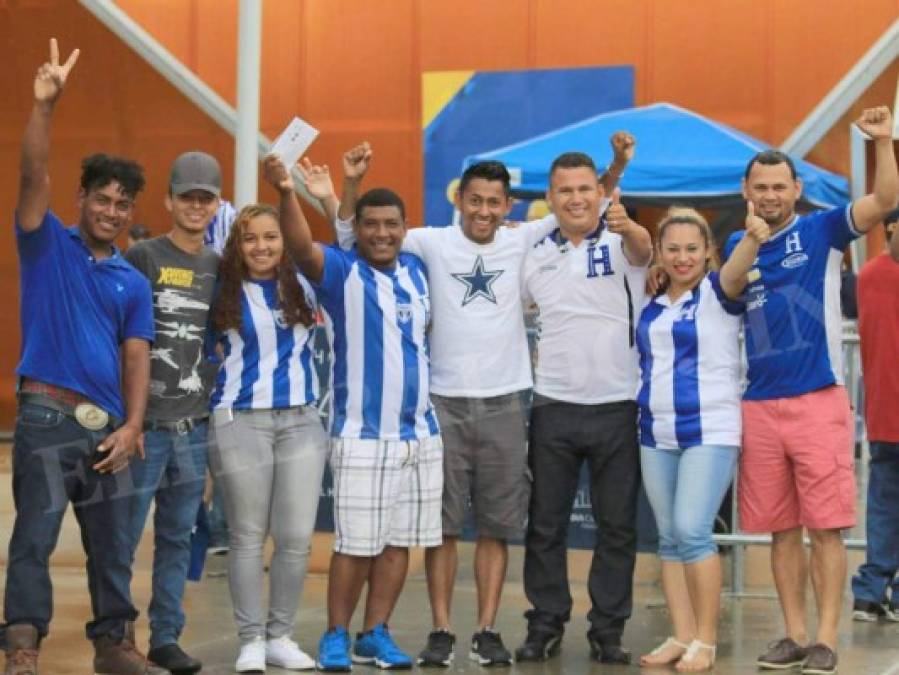 Hondureños desafían la tormenta eléctrica y empiezan a llegar al BBVA Compass Stadium