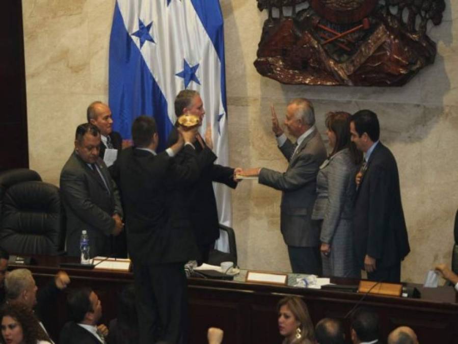 Los bochornosos momentos y 'metidas de pata' de políticos hondureños