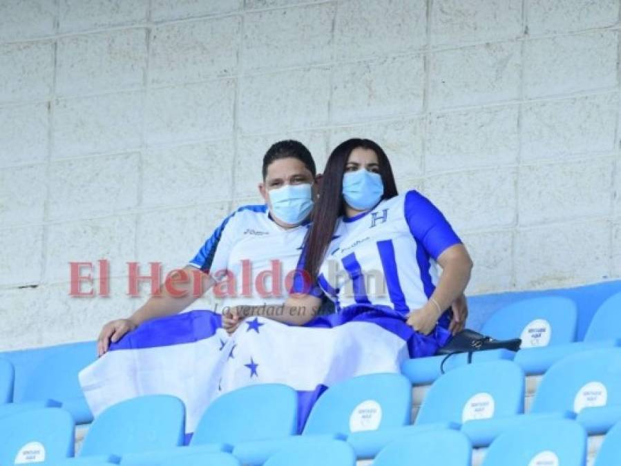 ¡Roban suspiros! Hermosas mujeres engalanan el estadio Olímpico para alentar a la H