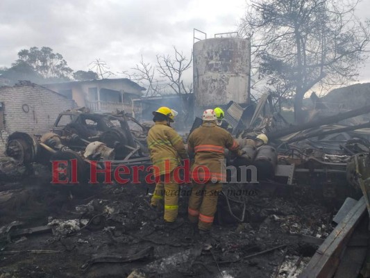 FOTOS: Así fue el rescate del cadáver del conductor de la rastra accidentada en zona sur