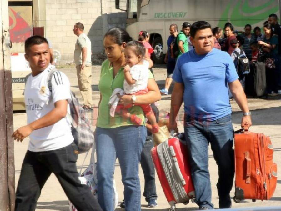 Abarrotadas terminales de autobuses en regreso de personas a la capital