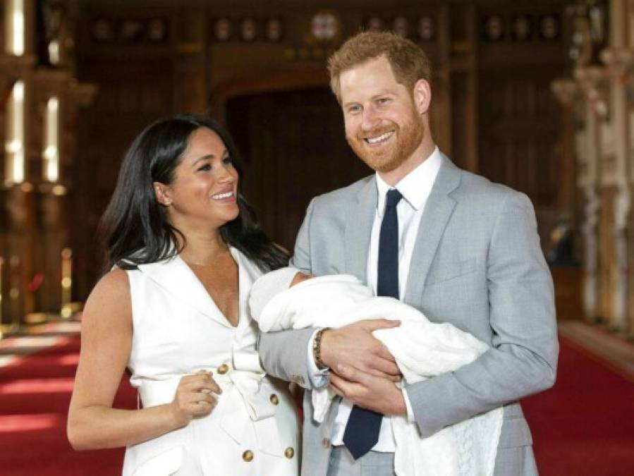 Fotos: Momento en que Meghan y Harry presentan a su bebé