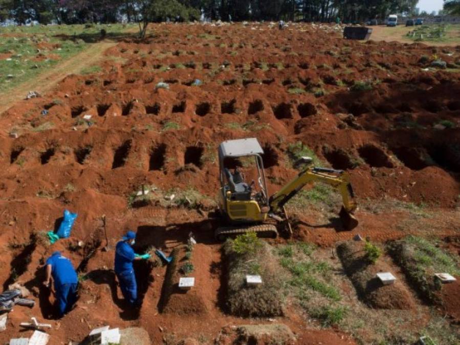 FOTOS: Ante muertes por coronavirus, cementerios de Sao Paulo vacían tumbas
