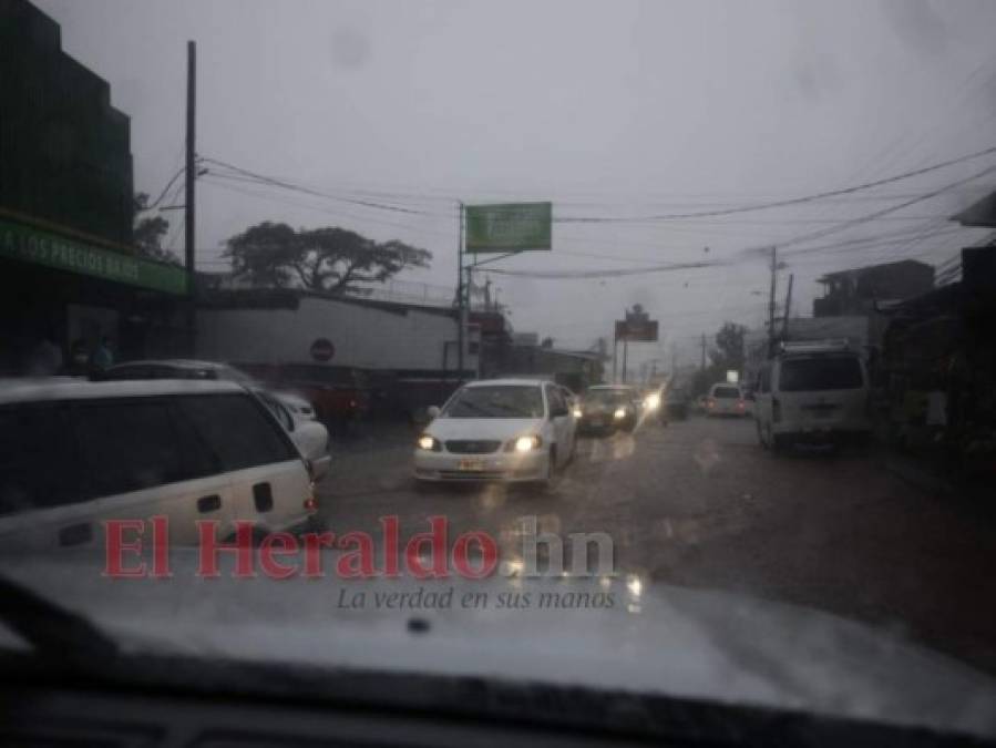 Calles convertidas en ríos y autos atrapados dejan las lluvias en la capital