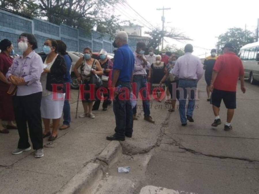 Descontrol y aglomeraciones en entrega de DNI a adultos mayores (FOTOS)