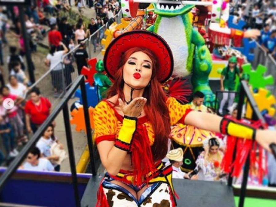 FOTOS: Sirey Morán causa sensación en desfile de la Feria Juniana con disfraz de la vaquerita de Toy Story