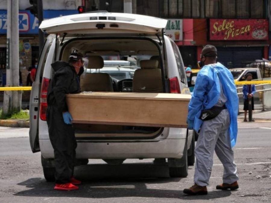 FOTOS: Al menos 19 personas mueren en casas y calles de Quito en medio de la pandemia