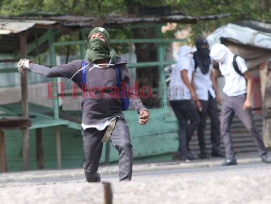 FOTOS: El enfrentamiento entre policías y estudiantes del Central en imágenes