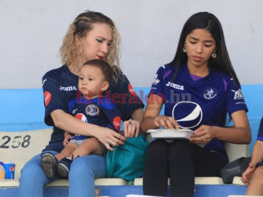 Bellas aficionadas llegaron a presenciar el partido entre Motagua y Platense