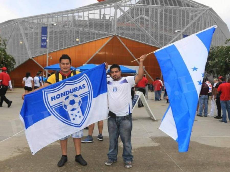 Hondureños desafían la tormenta eléctrica y empiezan a llegar al BBVA Compass Stadium