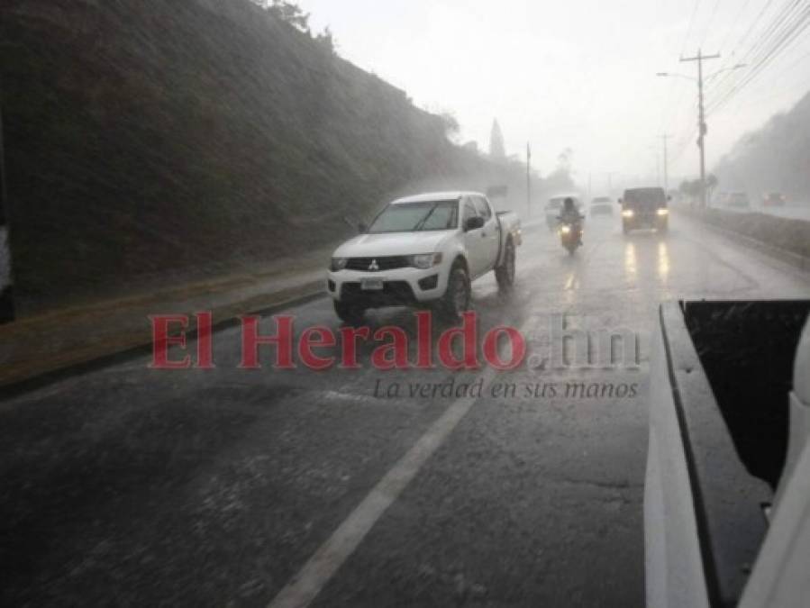 FOTOS: Postes caídos, mercados y calles inundadas, así permanecía la capital durante intensa lluvia