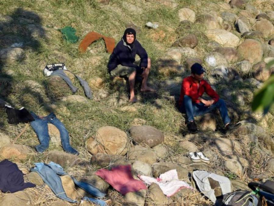 Entre basura y secando ropa en piedras, migrantes siguen varados en río Suchiate