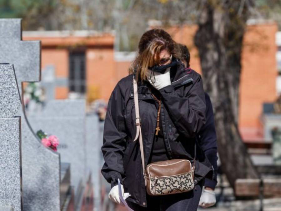 Personal agotado, entierros solitarios y familias encerradas: drama en España por coronavirus