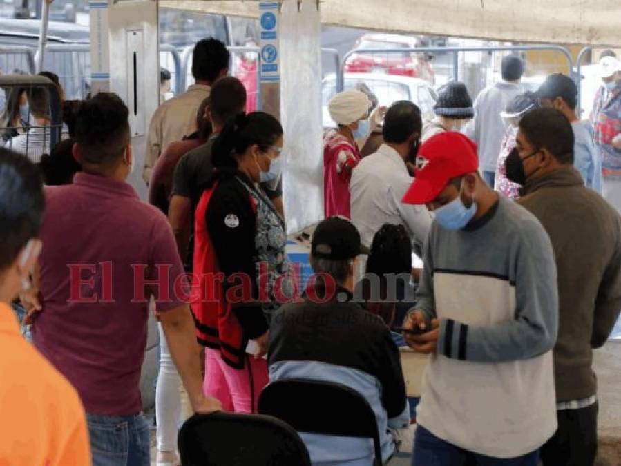 Triajes saturados de pacientes, mientras hospital móvil sigue sin iniciar operaciones (Fotos)