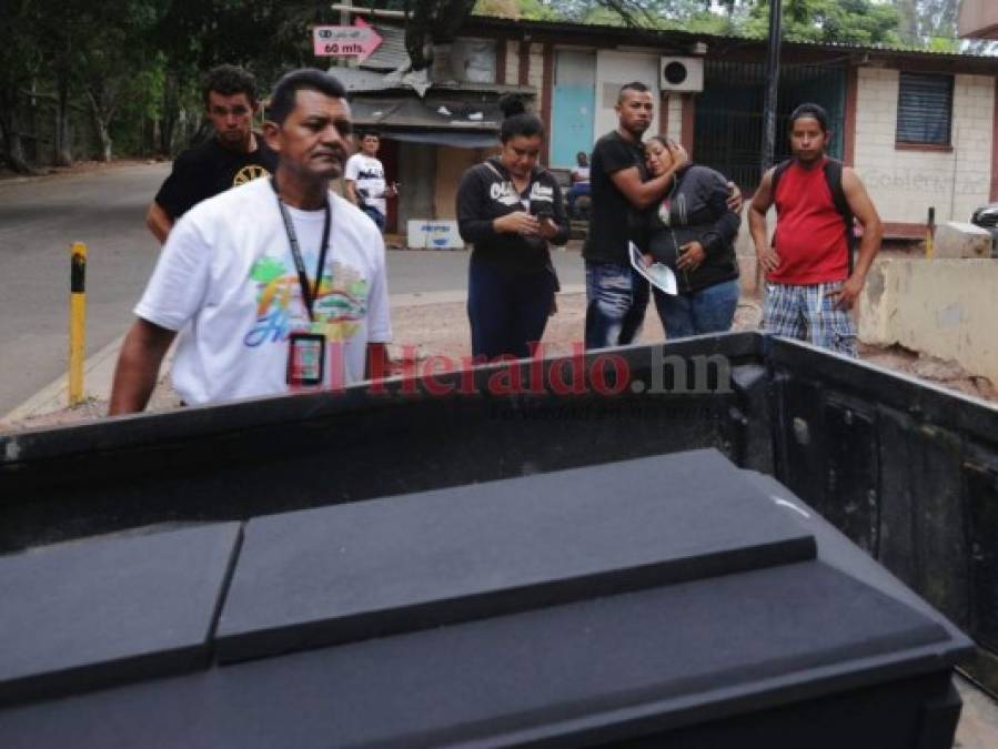 FOTOS: Entre dolor y llanto retiran cadáver de niño de 13 años; un compañero de clases lo mató de un disparo