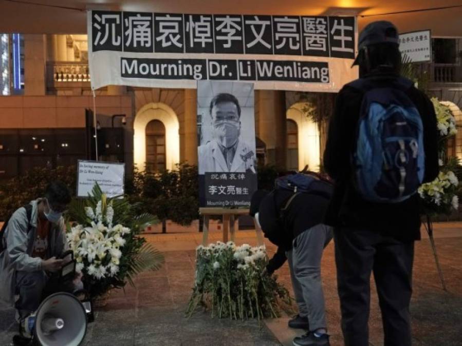 FOTOS: Entre indignación y dolor rinden honor a doctor que alertó sobre coronavirus; China confirmó su muerte