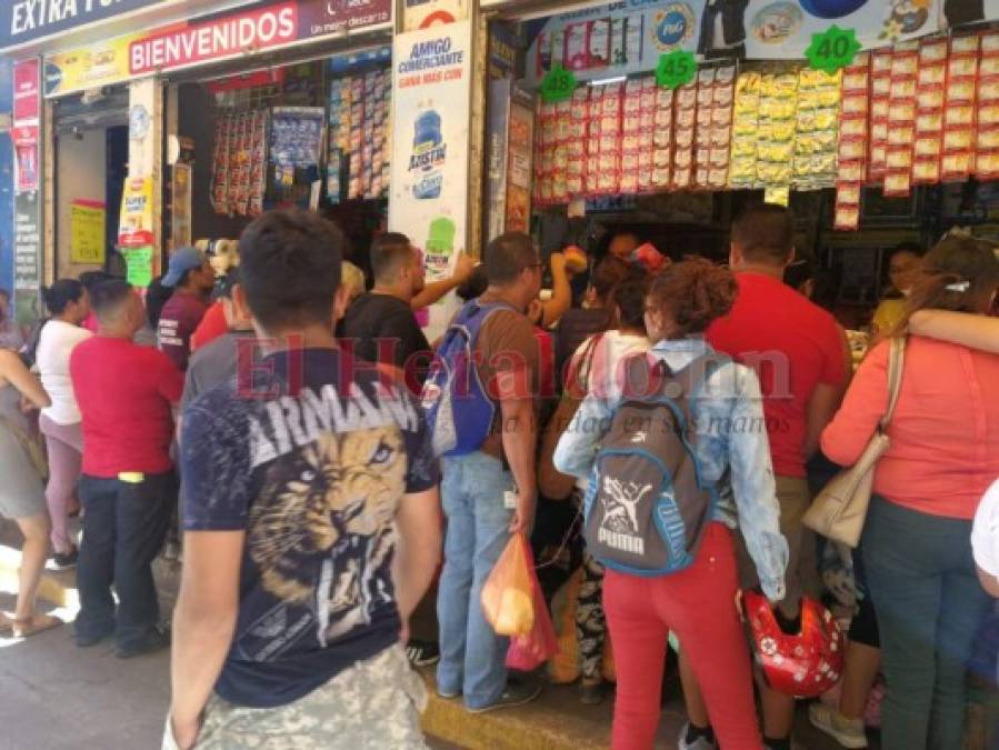 Capitalinos abarrotan mercados para abastecerse en plena cuarentena por Covid-19