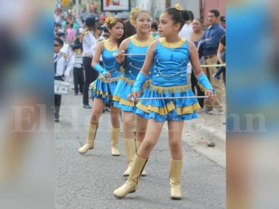 Estudiantes de primaria llenan de civismo la capital de Honduras