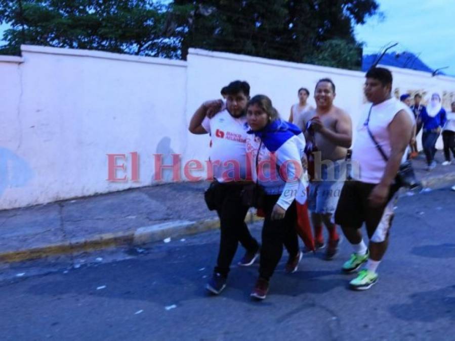 Caos, gritos desesperados y gases lacrimógenos: Los disturbios afuera del Estadio Nacional