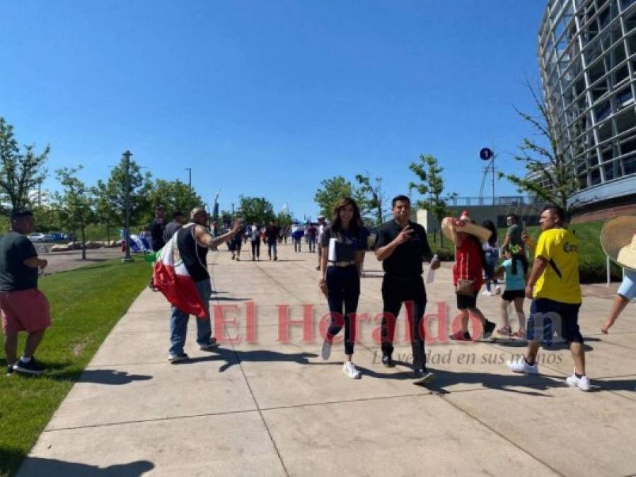 ¡Afición cinco estrellas! Hondureños pintan de azul y blanco el Empower Field de Denver