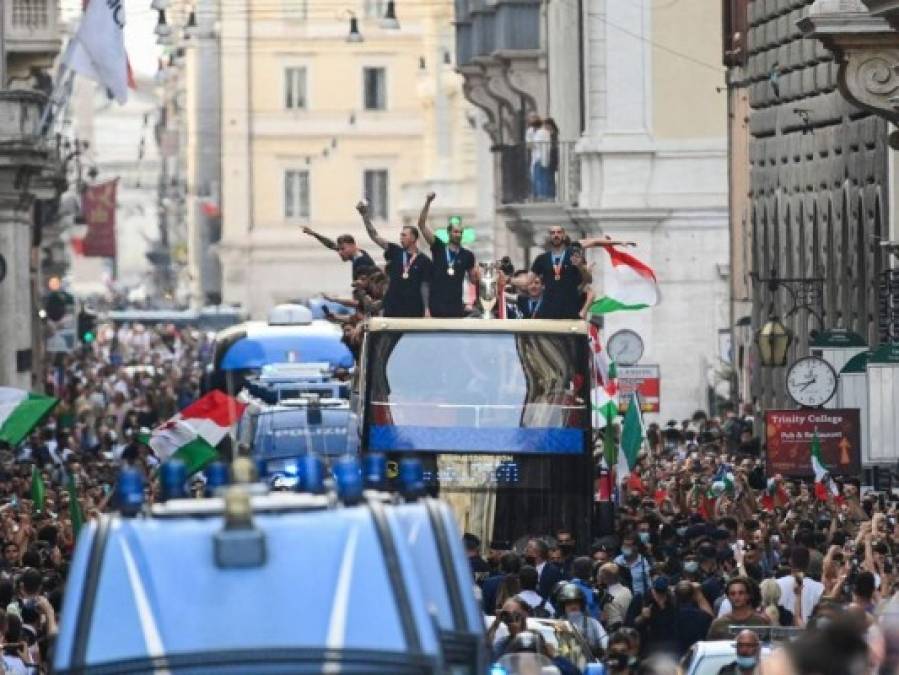 Celebración por campeonato de Italia en la Euro desata la locura en las calles de Roma