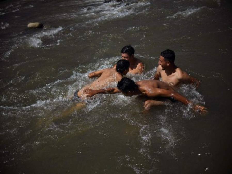 FOTOS: Así se bañan los hondureños que viajan en la caravana migrante en México