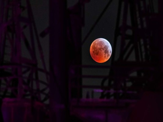 Las impresionantes imágenes que dejó el eclipse lunar