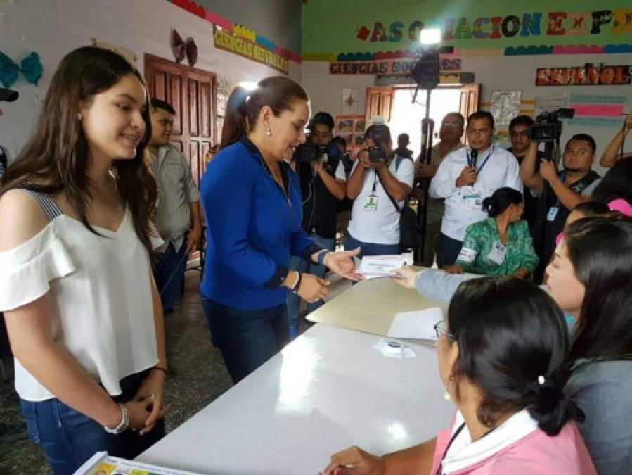 Foto: Así llegó a votar la primera dama Ana García de Hernández