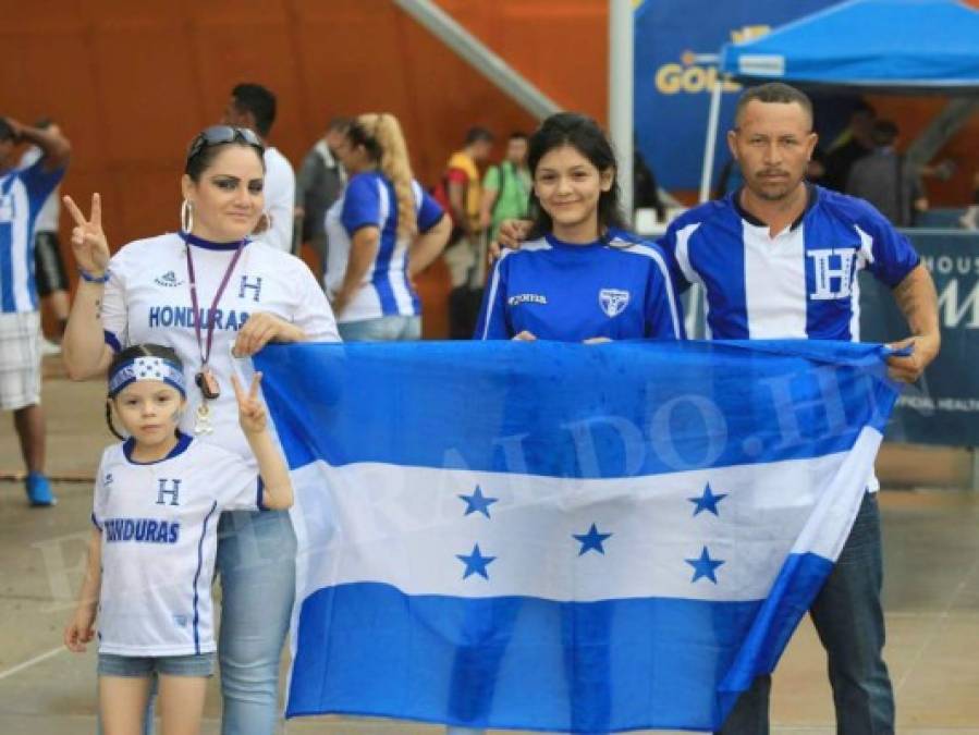 Hondureños desafían la tormenta eléctrica y empiezan a llegar al BBVA Compass Stadium